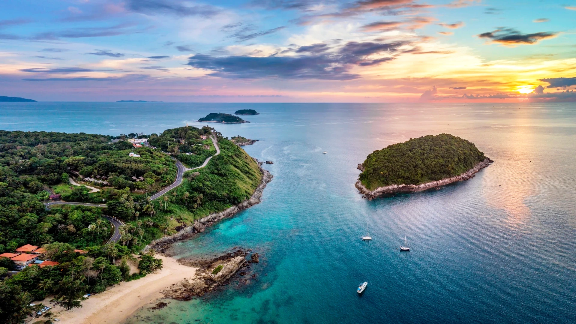 Побережье Раваи на закате, вид с высоты птичьего полета.