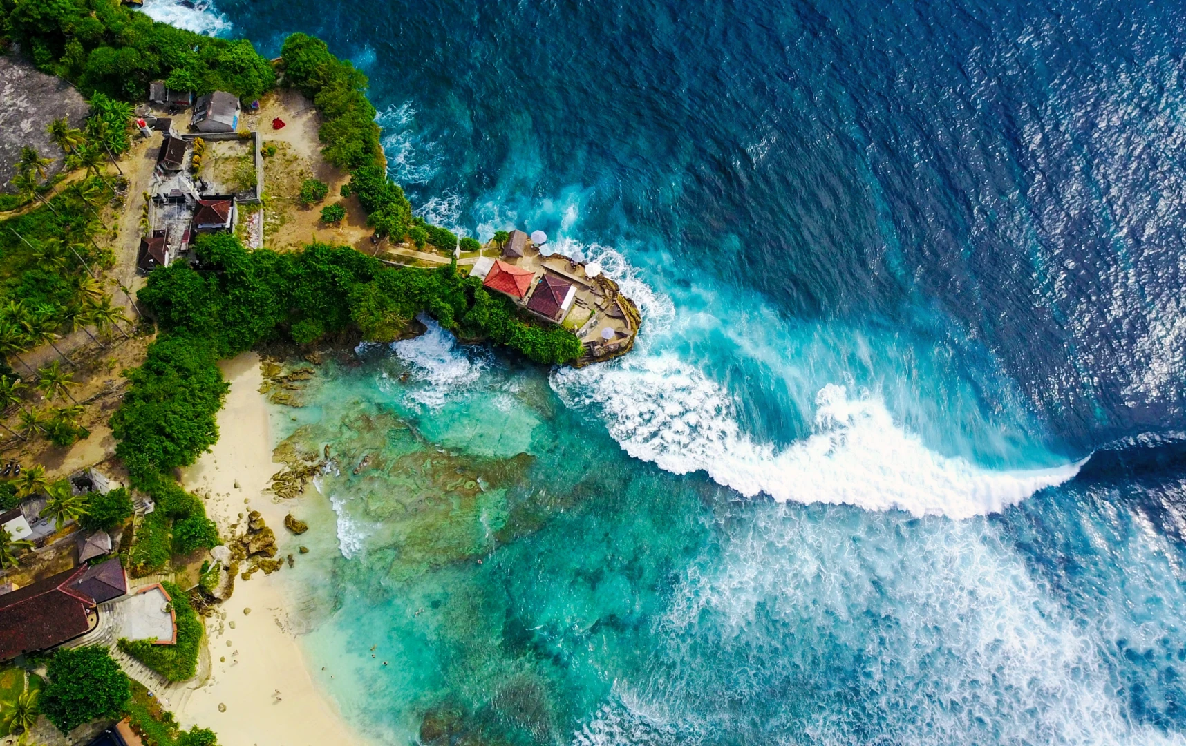 Продажа элитной недвижимости в Индонезии: вилла с многоуровневым бассейном на берегу океана