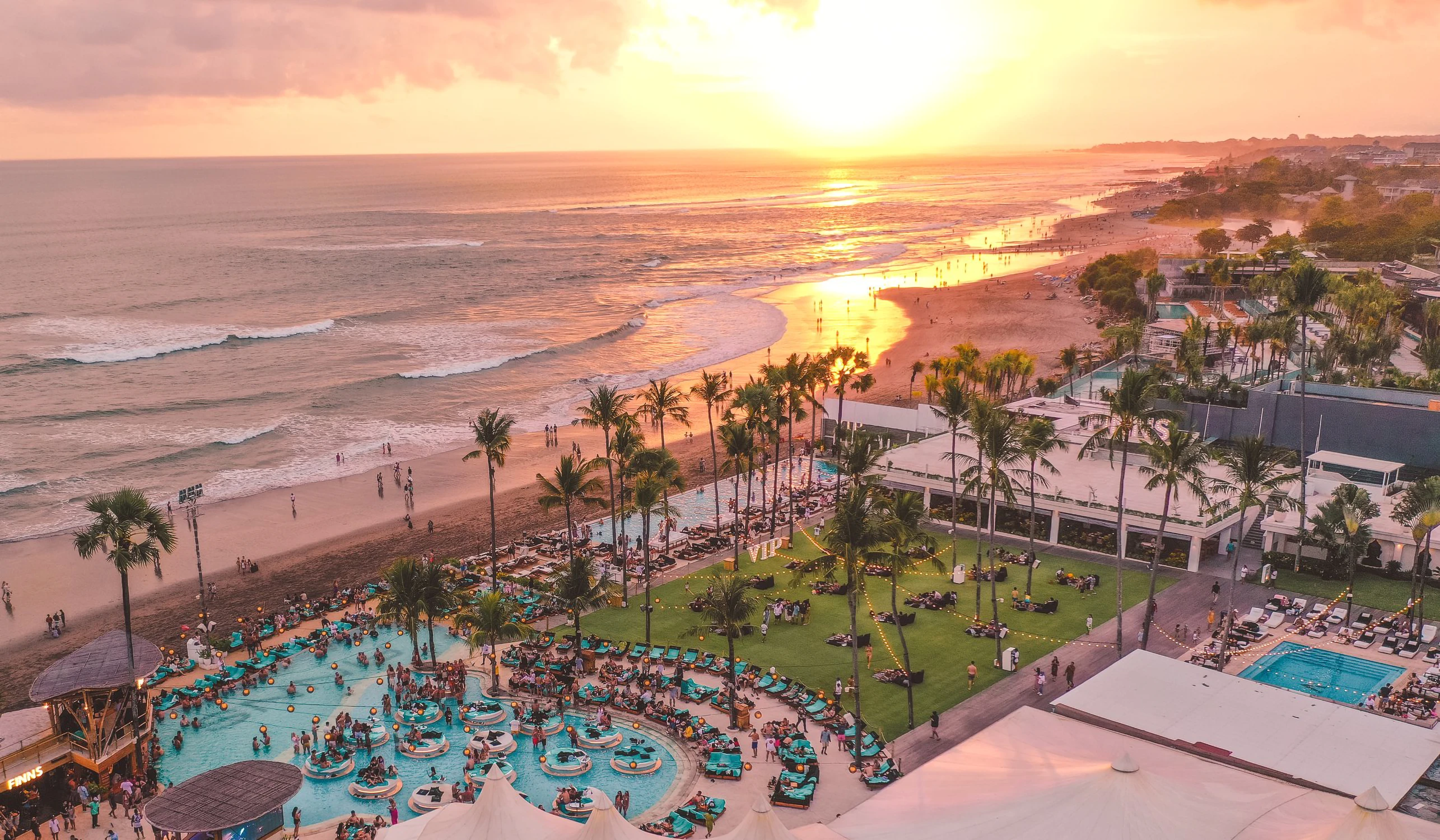 Закат на пляже Берава с видом на океан и прибрежные зоны отдыха