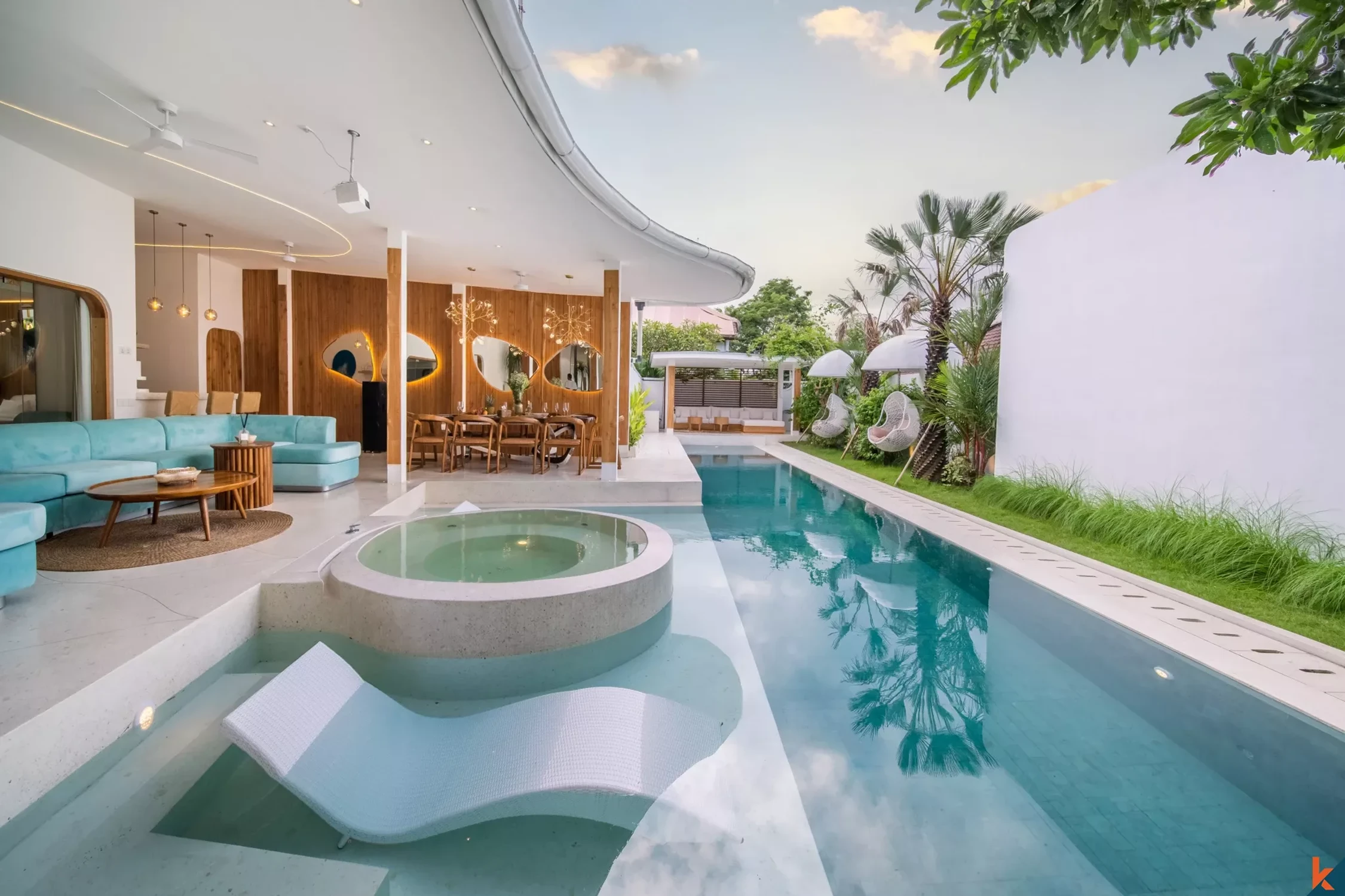 Современная дизайнерская вилла в Умаласе с длинным плавательным бассейном, джакузи и стильной лаундж-зоной в тропическом стиле.