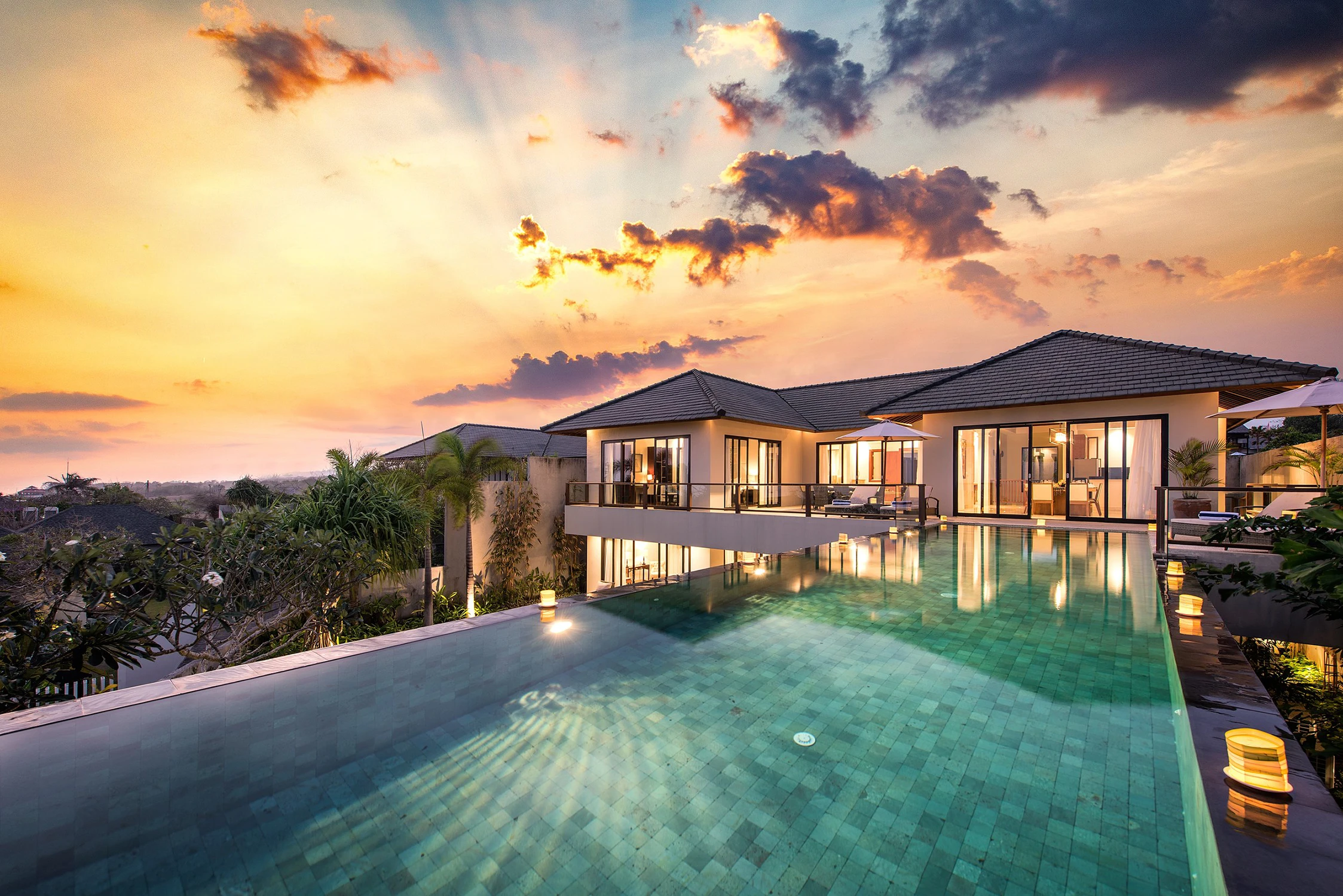 Продажа элитной виллы в Убуде с панорамным бассейном, террасой и видом на закат — премиальная недвижимость на Бали для инвестиций и жизни