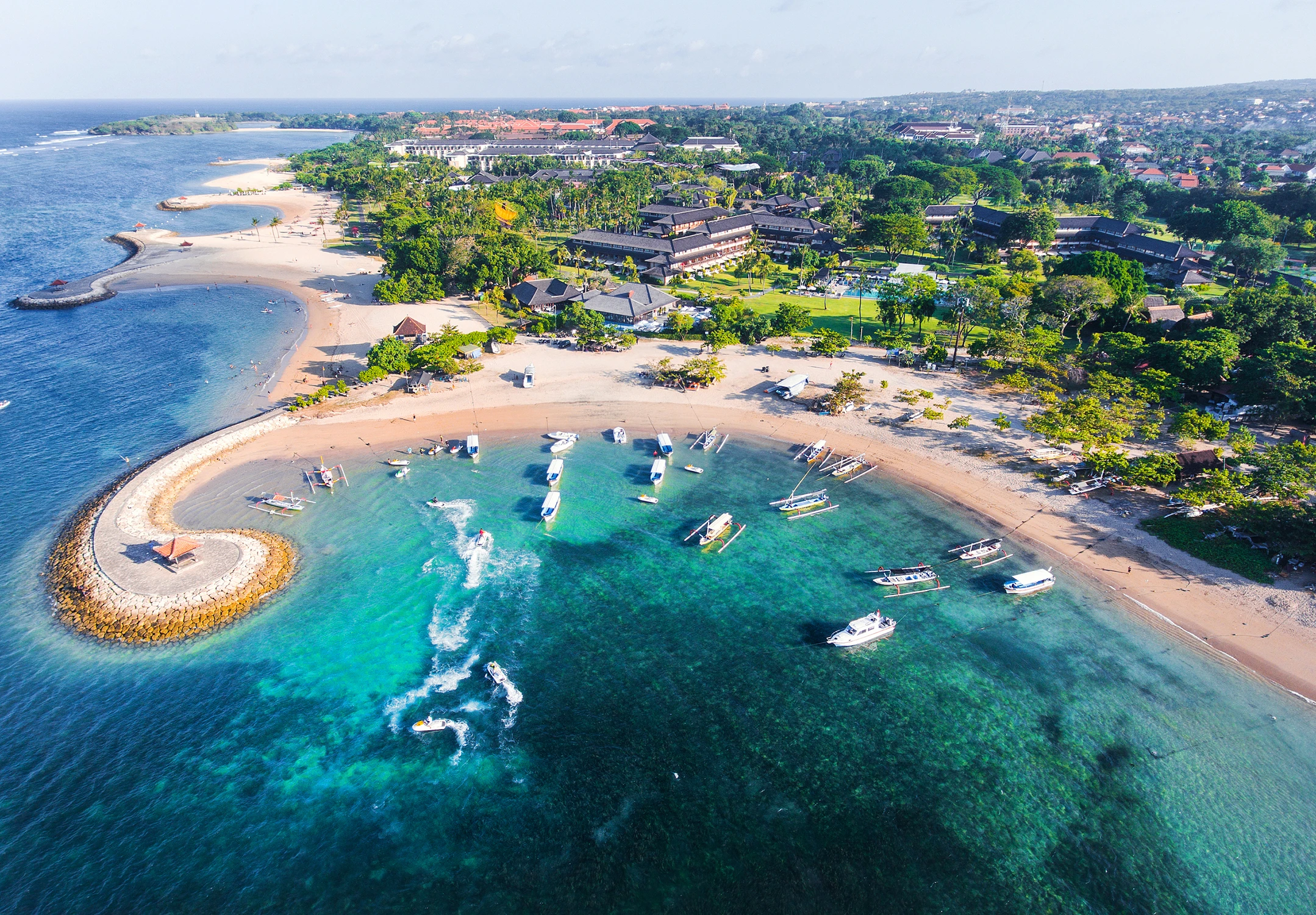 Вид сверху на отель и пляж Берава с океаном и лагуной на Бали