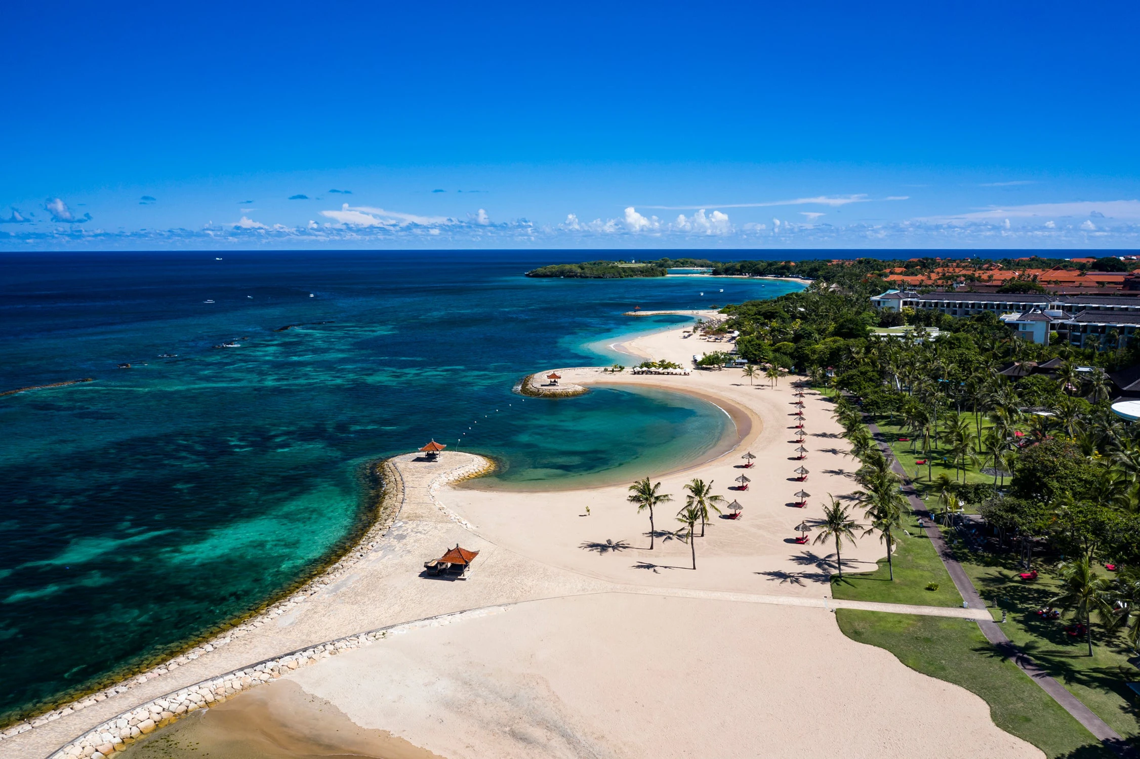 Современная архитектура отеля на первой линии пляжа Берава, район Чангу