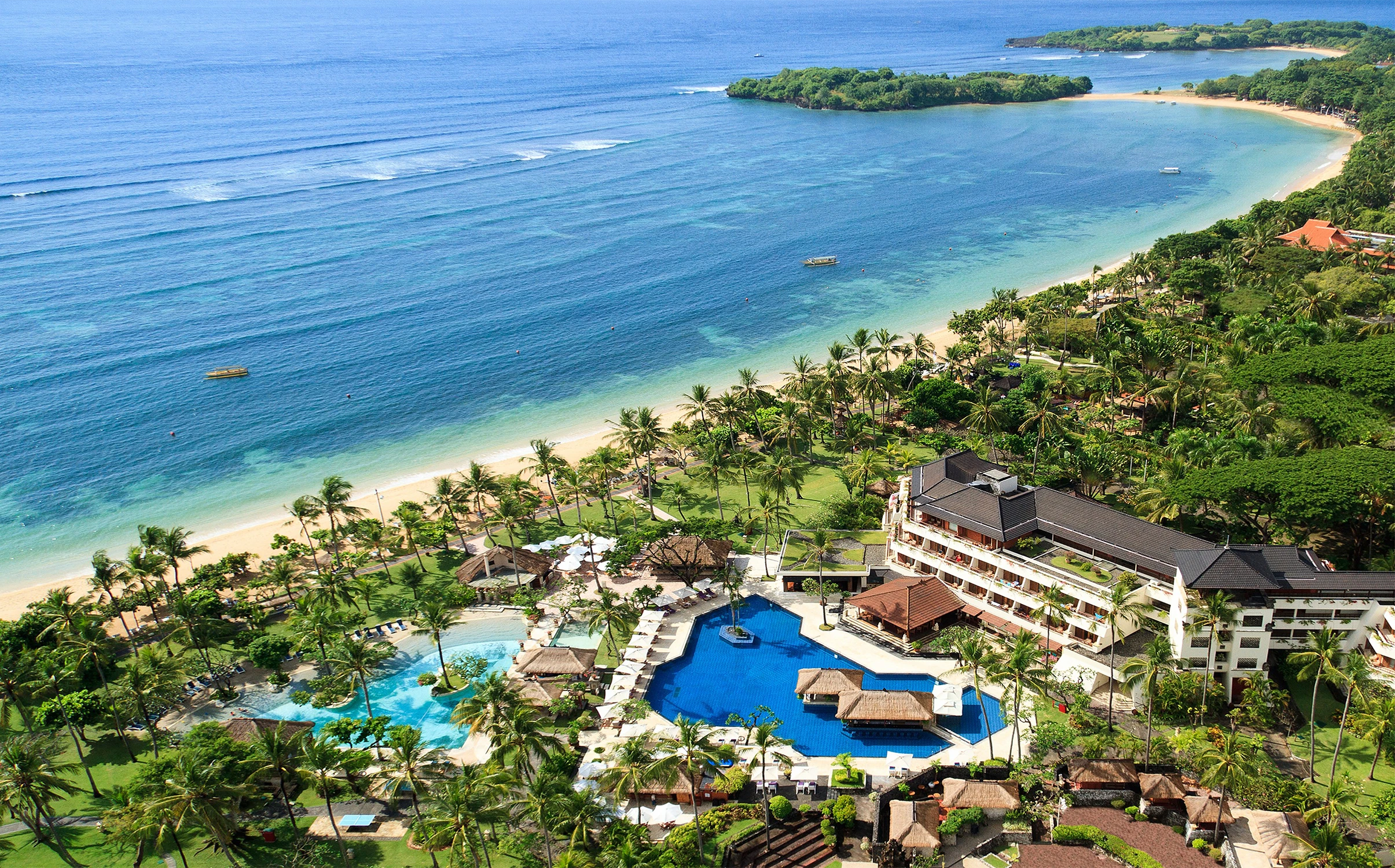 Закат на пляже Берава с видом на океан и прибрежные зоны отдыха