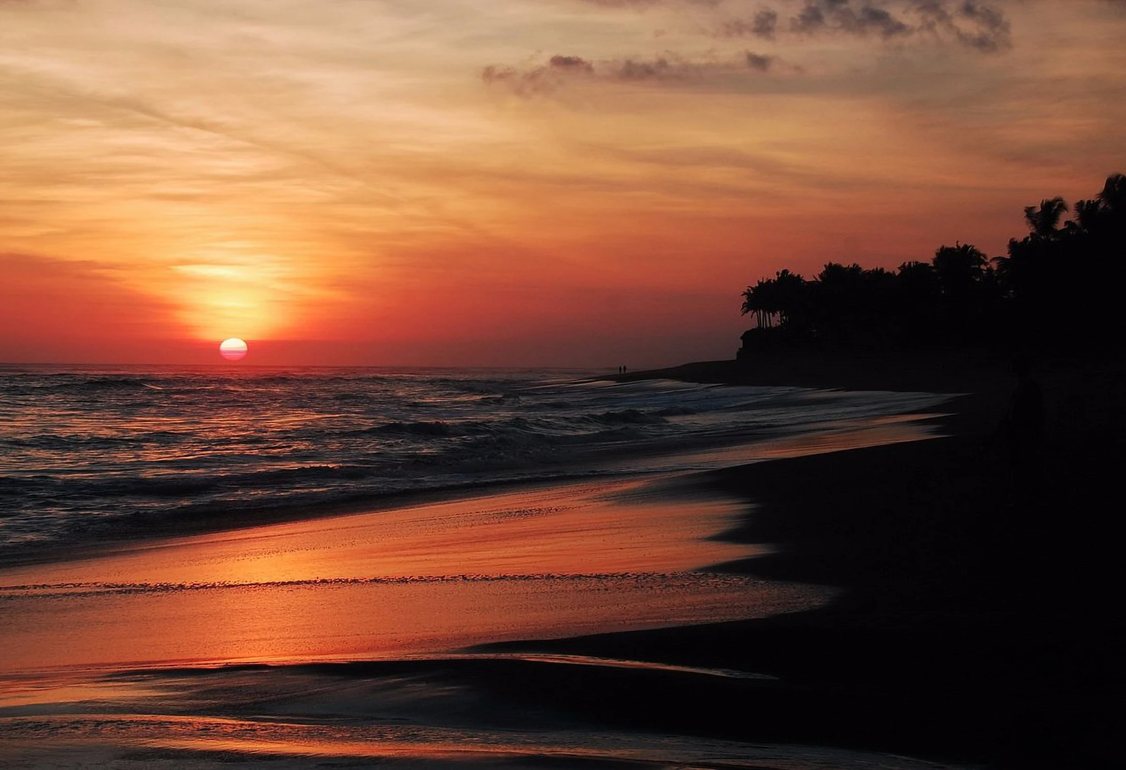 Продажа элитных земельных участков под застройку на первой береговой линии в Переренане — премиальная недвижимость на Бали с видом на закатный океан