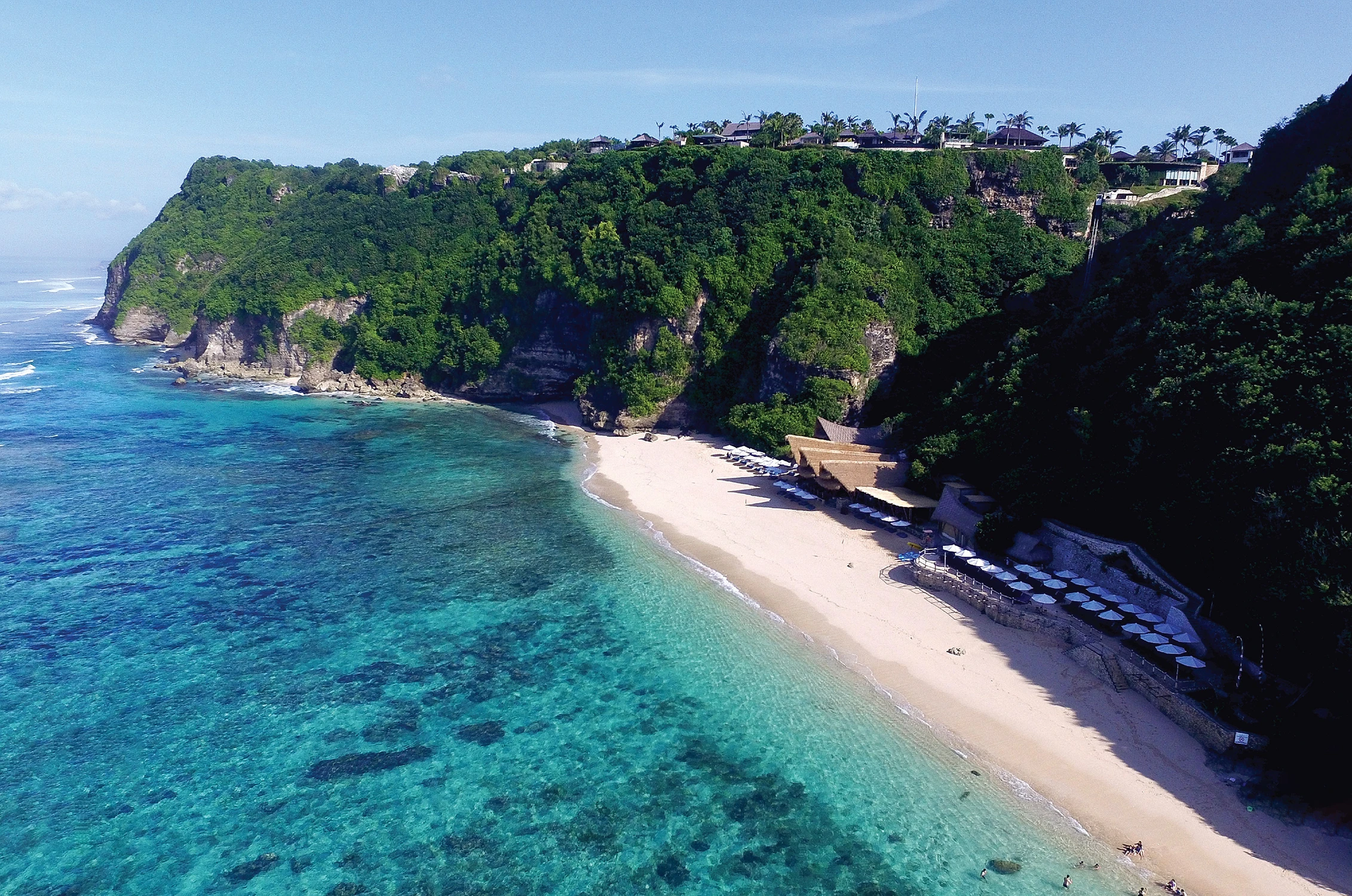 Продажа элитной виллы на первой линии в Унгасане с панорамным видом на бирюзовый океан и выходом на белоснежный пляж — эксклюзивная недвижимость на юге Бали для инвестиций