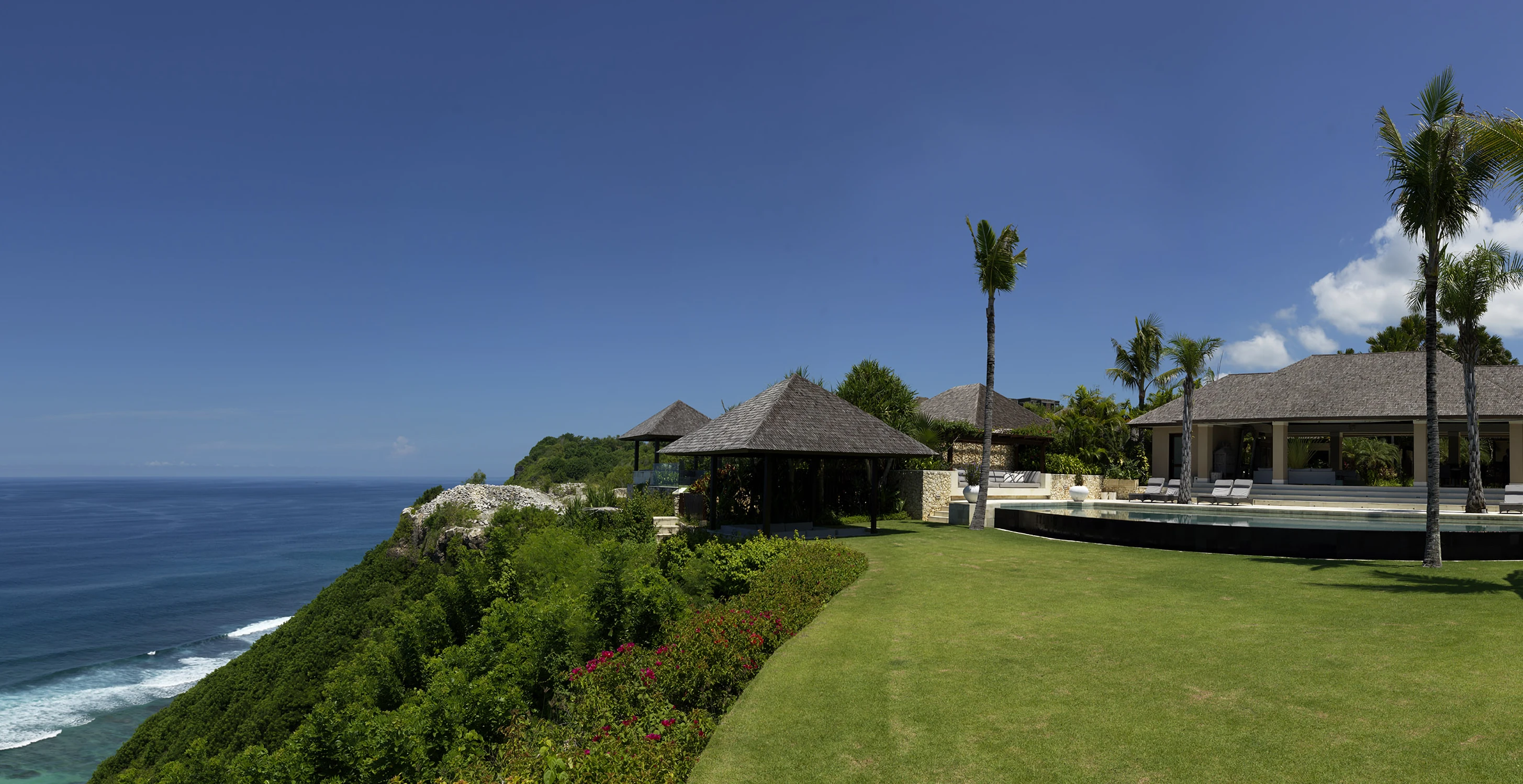 Продажа элитной виллы на краю скалы в Унгасане с видом на океан и просторной зеленой территорией — эксклюзивная тропическая резиденция на Бали