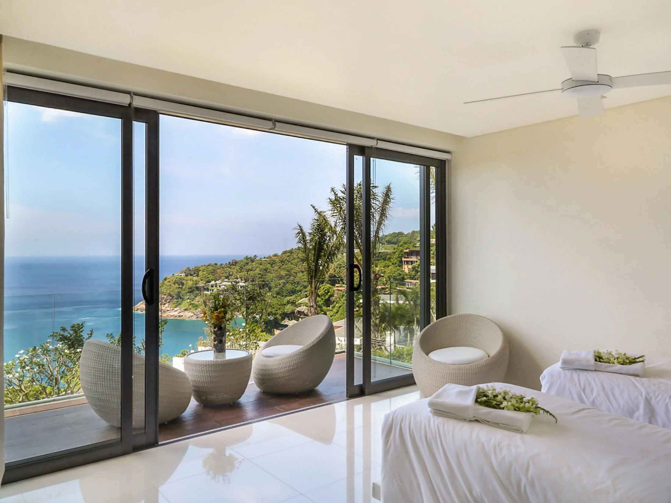 普吉岛豪华住宅出售：带露台及全景海景的公寓