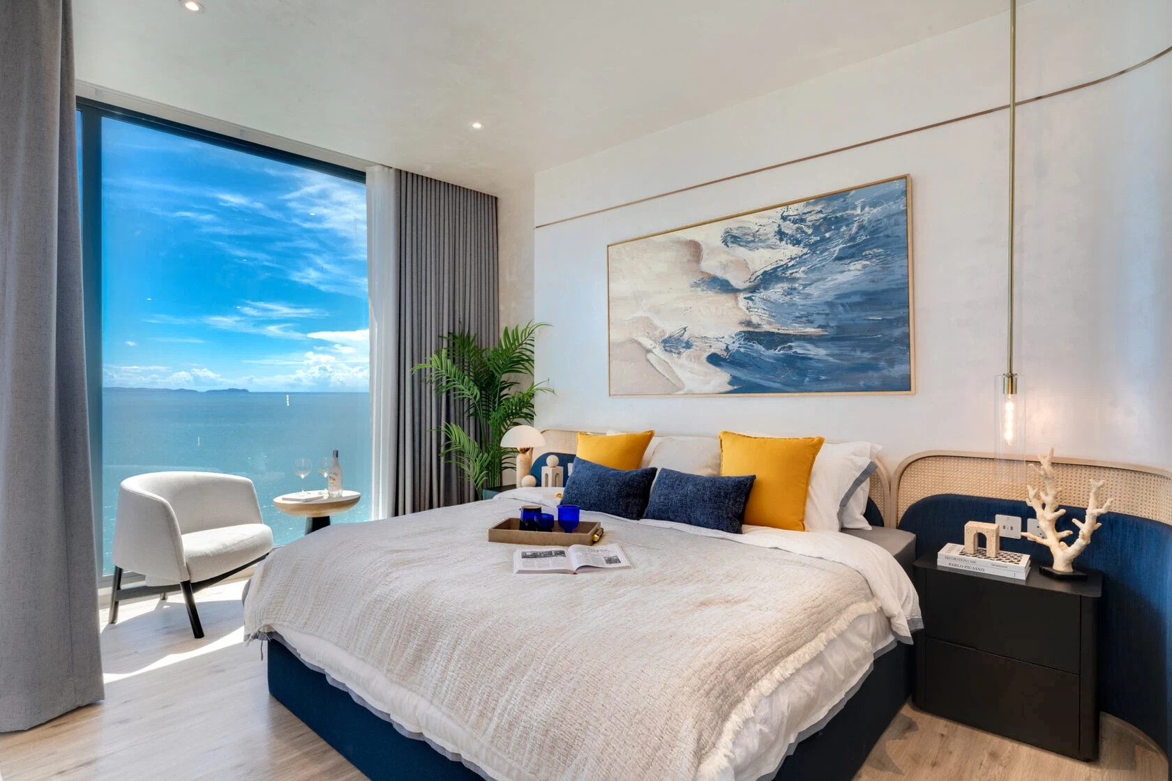 普吉岛高端公寓内的明亮客厅，窗外尽享热带美景。